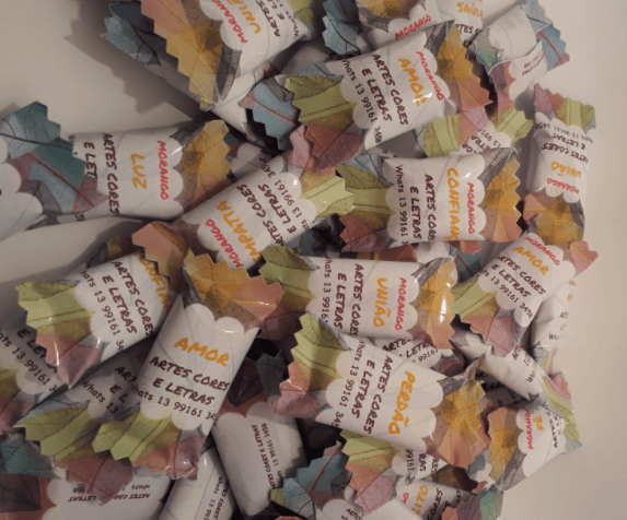 Foto de várias balinhas personalizadas