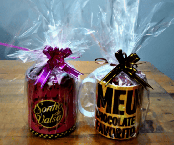 Foto de canecas personalizadas com chocolate dentro